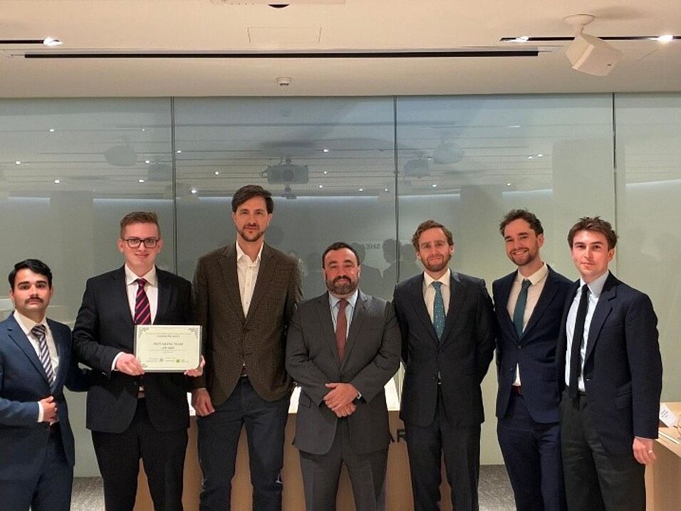 Das Team nach dem Finale bei der Preisverleihung durch das Schiedsgericht.