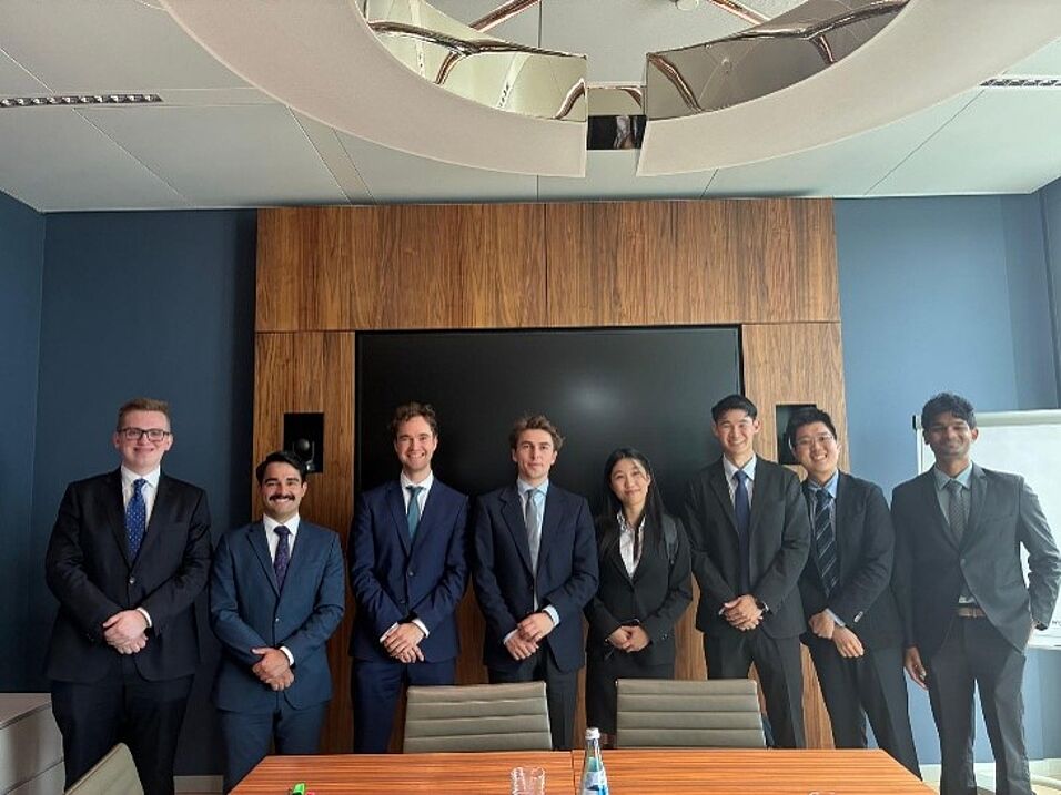 Die Studierenden gemeinsam mit dem Team der Singapore Management University nach ihrer Verhandlung.