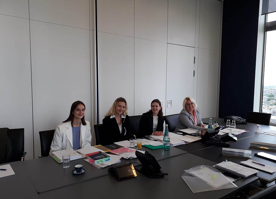 from left to right: Alina Maresch, Aleksandra Lech, Lena Geiersperger and Nadine Brunner during the preparation in a law firm in Frankfurt